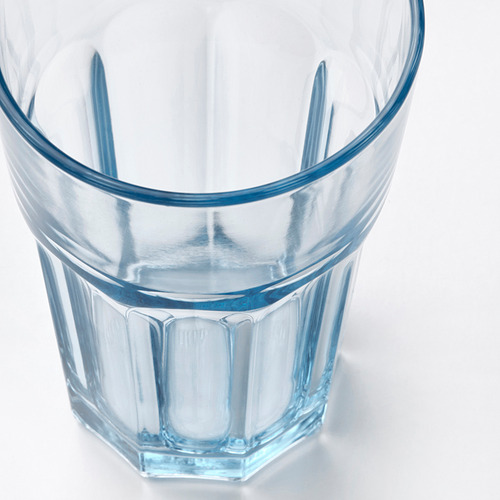 Vaso de vidrio transparente con borde azul, diseño robusto, visto desde arriba.