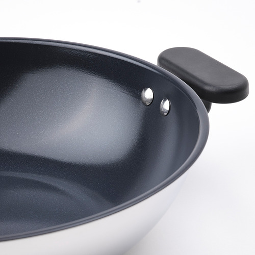 Primer plano de los woks MIDDAGSMAT, interior antiadherente y mango resistente.