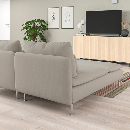 Moderno salón con sofá SÖDERHAMN en color gris, con chaise longue. Suelo de madera clara, tv y decoración vegetal.