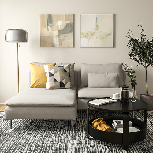 Salón moderno: sofá modular SÖDERHAMN gris, mesa de centro minimalista, lámpara de pie y arte abstracto.