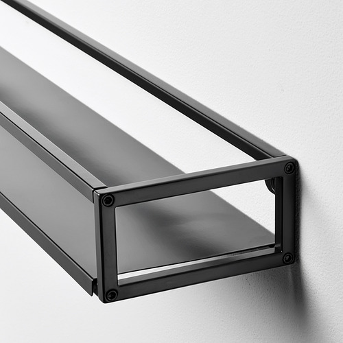 Estante de pared moderno de acero oscuro, diseño robusto, líneas limpias, estilo minimalista.