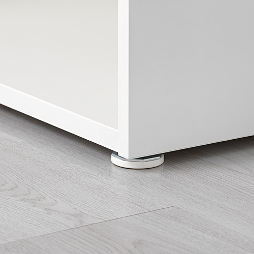 Pie de mueble ajustable blanco sobre suelo gris.