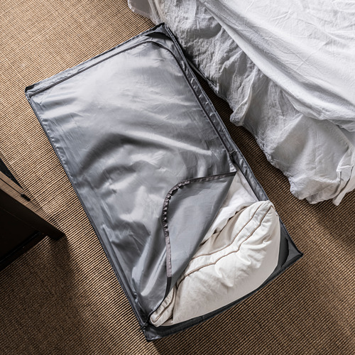 La bolsa de almacenamiento SKUBB en gris almacena la ropa de cama, con cremallera y redes de ventilación.