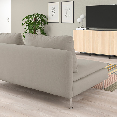 Sala de estar minimalista con sofá SÖDERHAMN, mueble de televisión, alfombra de colores, plantas y arte de pared.