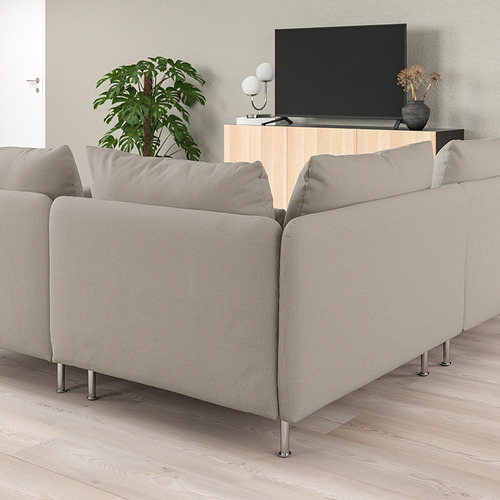 Sala de estar moderna y minimalista con un gran sofá seccional SÖDERHAMN con motivos grises, suelo de madera clara y TV de pantalla plana sobre soporte de madera.