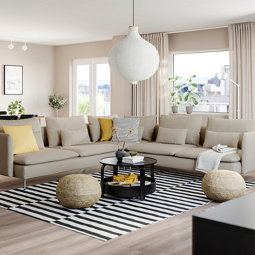 Sofá SÖDERHAMN: moderno, en tonos neutros, amplio, con amplios cojines. Complementa los grandes ventanales, iluminando la habitación, con un diseño acogedor y acogedor.
