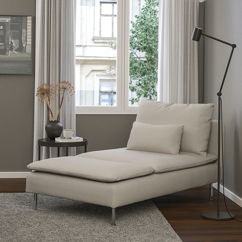 Habitación moderna con tumbona SÖDERHAMN junto a la ventana, lámpara de pie, mesa auxiliar y ventana cortina.
