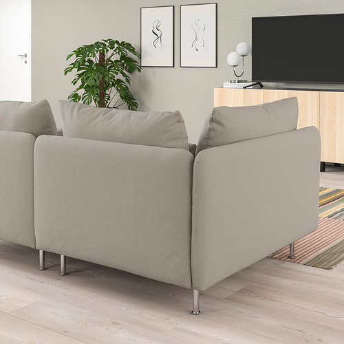 Sofá SÖDERHAMN en tejido gris claro, diseño moderno y minimalista. Asientos grandes y profundos, patas altas. Más grande que la planta cercana, más pequeña que la televisión.