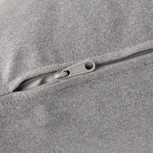 Primer plano de la cremallera de calidad en el sofá gris, que muestra un tirón duradero y dientes lisos.