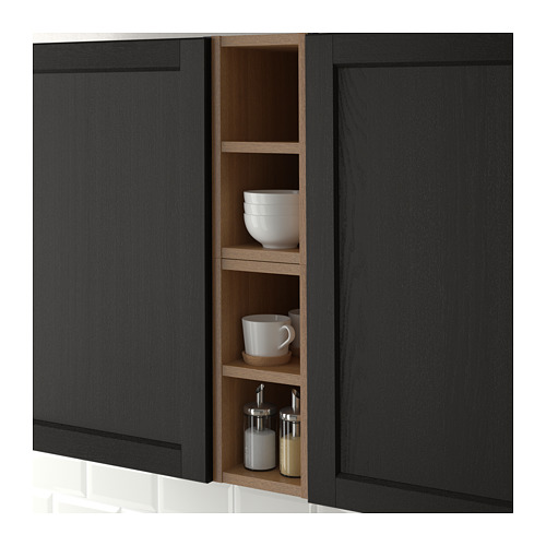 Gabinete de cocina negro con sección abierta que sostiene tazones blancos, taza y frascos de especias. Muestra la solución de almacenamiento para facilitar el acceso y la visualización.