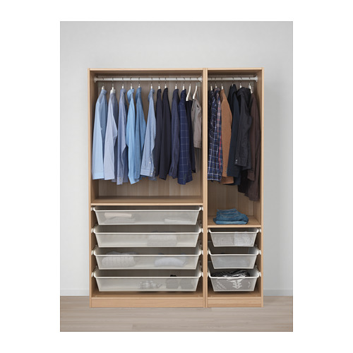 Armario de madera con camisas colgantes, chaquetas y cestas plegables para almacenamiento.