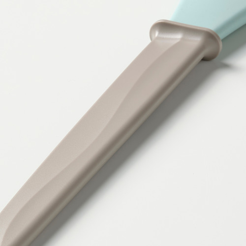 Cepillo para hornear azul claro con cerdas beige suaves, sobre una superficie blanca. Los materiales de calidad garantizan la durabilidad y la facilidad de uso.