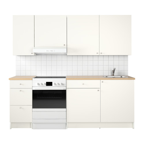 Diseño de cocina blanca moderna con horno, fregadero y gabinetes de almacenamiento incorporados.