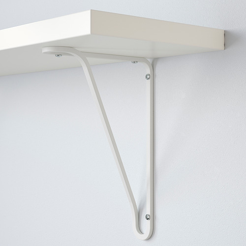 Estante de pared blanco con dos robustos soportes metálicos, fijados de forma segura a una pared de color claro.