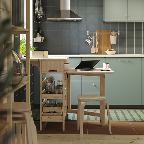 Cocina moderna con mesa y estanterías RESARÖ de madera clara.
