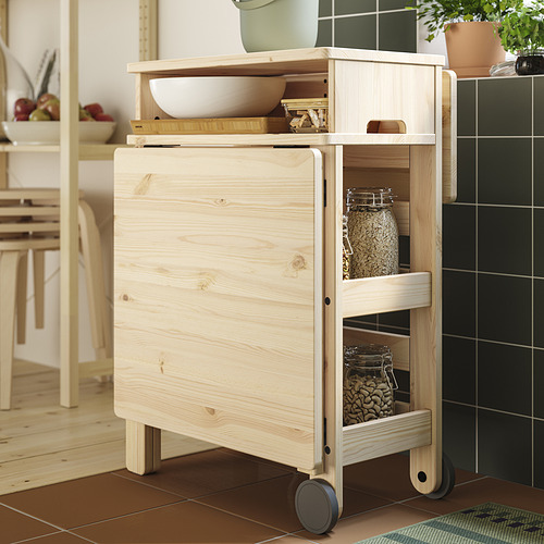 Carro de cocina de madera ligera con estantes y ruedas, que sostiene frascos y tazones.