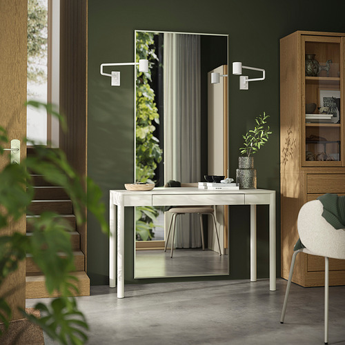Moderna habitación verde con escritorio, espejo y silla TONSTAD blancos. Madera y materiales acrílicos, diseño minimalista.