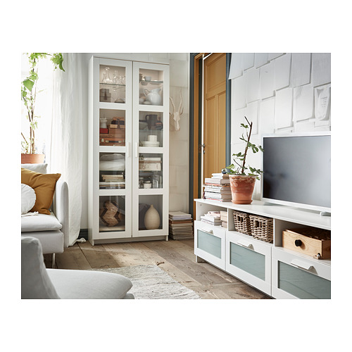 Armario de almacenaje BRIMNES blanco, con puertas de cristal y estantes de madera, perfecto para exponer y proteger objetos.