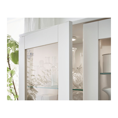 Mueble con puerta de cristal blanco con jarrones transparentes, diseño moderno.