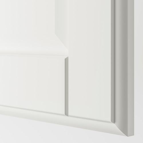 Puerta de armario blanca y limpia con bordes lisos en primer plano. Bisagra de cierre suave visible.