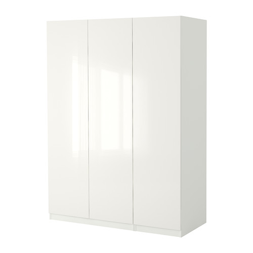 Un armario blanco de ikea PAX, con un diseño elegante con puertas brillantes y forma rectangular.