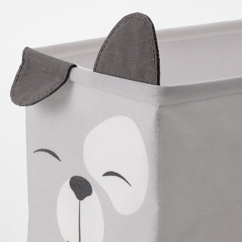 Primer plano de un contenedor de almacenamiento suave y plegable con una linda cara de oso, perfecto para habitaciones de niños.