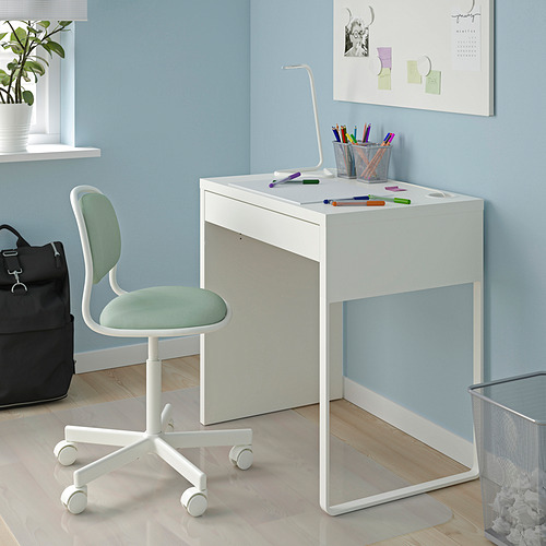 Moderno escritorio y silla blanca, perfecto para los niños. Compacto pero funcional, se adapta bien a espacios acogedores.