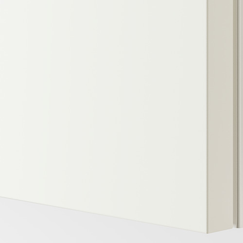 Un primer plano una elegante puerta corredera blanca con un acabado liso, parte de un armario HASVIK.