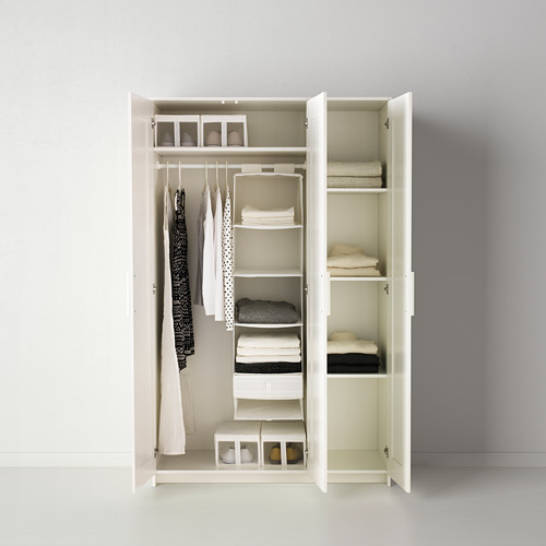 Un armario blanco con puerta de espejo, con estantes, rieles para colgar y ropa y accesorios organizados.