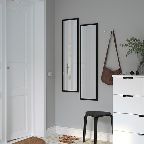 Entrada minimalista: espejo, cofre, taburete, bolso