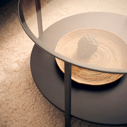Moderna mesita de cristal VITTSJÖ con estante negro. Forma circular, diseño elegante, tapa de vidrio templado.