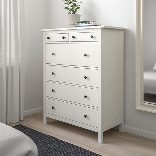 Moderna cómoda blanca HEMNES con seis cajones en un dormitorio minimalista.