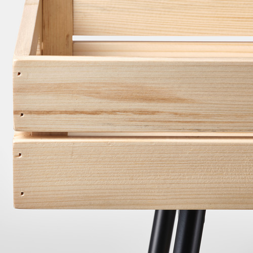 Soporte de planta de madera de cerca, con un acabado de madera clara y una construcción robusta.