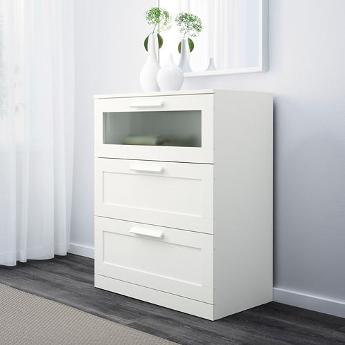 Cómoda BRIMNES blanca con 3 cajones; Cajón superior esmerilado, apto para espacios pequeños.