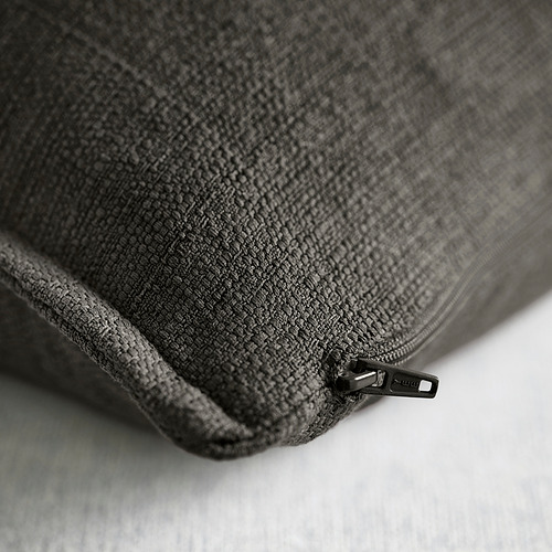 Funda de cojín gris con cremallera, material texturizado, poliéster reciclado de alta calidad.