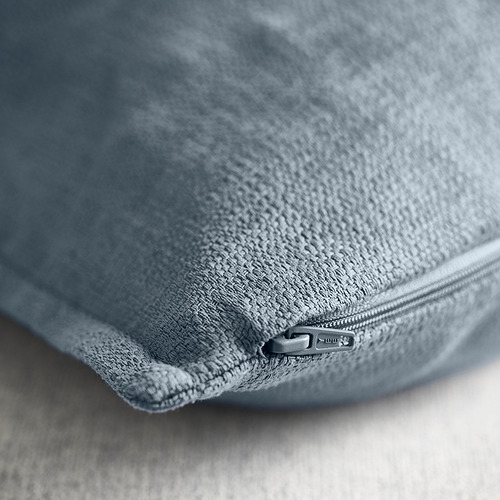 Primer plano de una funda de cojín gris, suave y texturizada con cremallera de calidad.