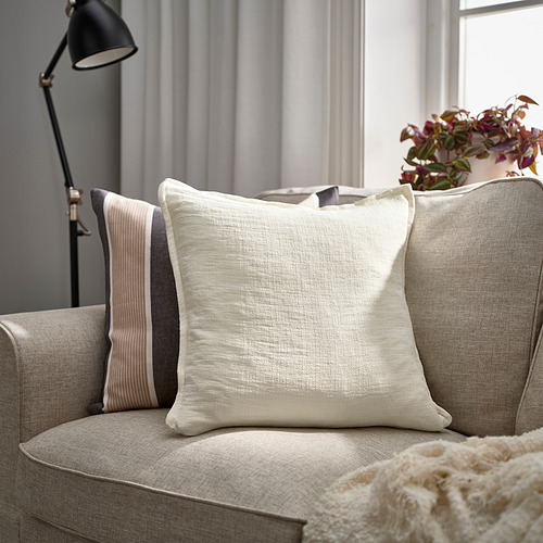 Acogedora sala de estar con cojines LAGERPOPPEL, sofá gris, almohada y manta. Mejorado con lámpara y planta.