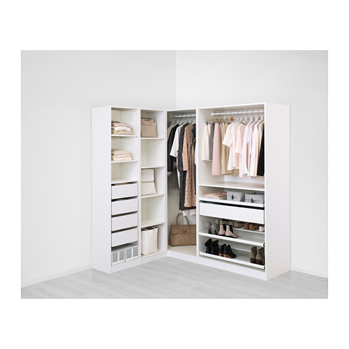 Moderno armario blanco con estantes, cajones y espacio para colgar, que organiza cuidadosamente la ropa y los accesorios.