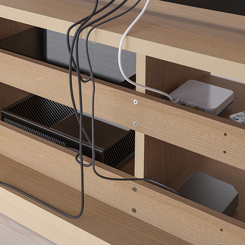 Mueble de TV de madera con puertas de vidrio, que muestra cables organizados y dispositivos multimedia. Trabajos remotos a través de vidrio, con administración de cables para un almacenamiento ordenado.