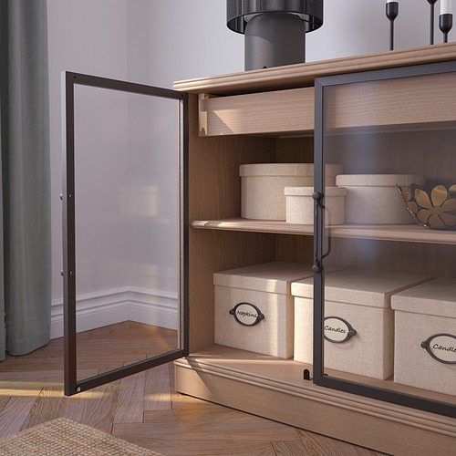 Moderno armario de madera con puertas de cristal etiquetadas como cajas, montado de forma segura con patas ajustables.