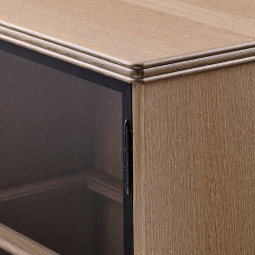 Muebles de madera con puertas de cristal.