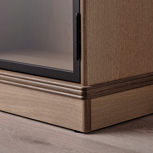 Elegante mueble LANESUND con robusta base de madera y puertas de cristal, que muestra una fina artesanía.