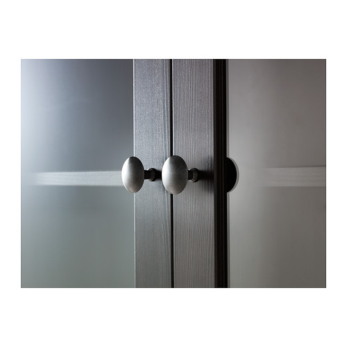Primer plano de manijas elegantes y modernas en una elegante puerta de gabinete, que muestra un acabado suave y un diseño de precisión.