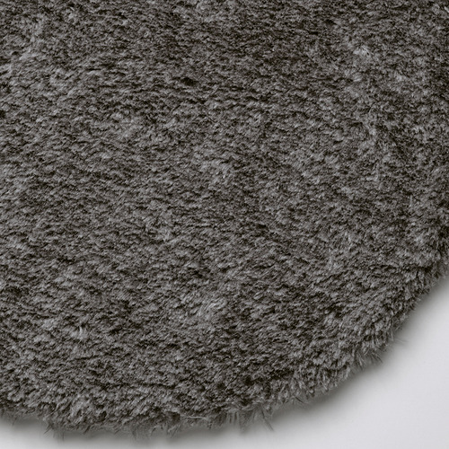 Primer plano del cojín de asiento suave, redondo y gris. Textura esponjosa, parece acogedora y cómoda.