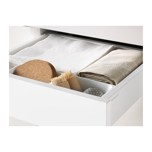 Cajón blanco que organiza los artículos; incluye cepillo, posavasos y toalla doblada; Destinado para uso en cocina o baño.