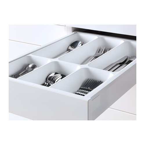 Organizador de cajones de cocina blanco con compartimentos para cubiertos. Forma parte del sistema METOD, sus cajones de cierre automático y una garantía de 25 años.