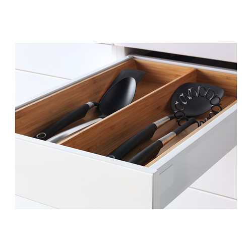 Cajón de cocina de madera con separador de utensilios negro.
