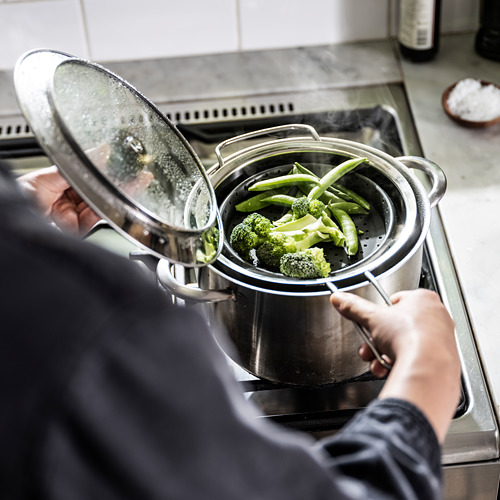 Cocer verduras al vapor en un colador KLOCKREN en la estufa.