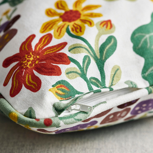Cojín floral con cremallera, hecho de mezcla ecológica de algodón y lino, que muestra colores vivos y patrones intrincados.