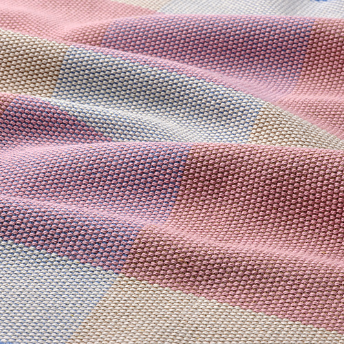 Camino de mesa colorido y tejido. Textura suave de algodón. Rayas en azul, rosa, beige. Diseño vibrante y decorativo.